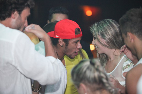 Neymar curte Revéillon com loira Neymar curte Revéillon com loira